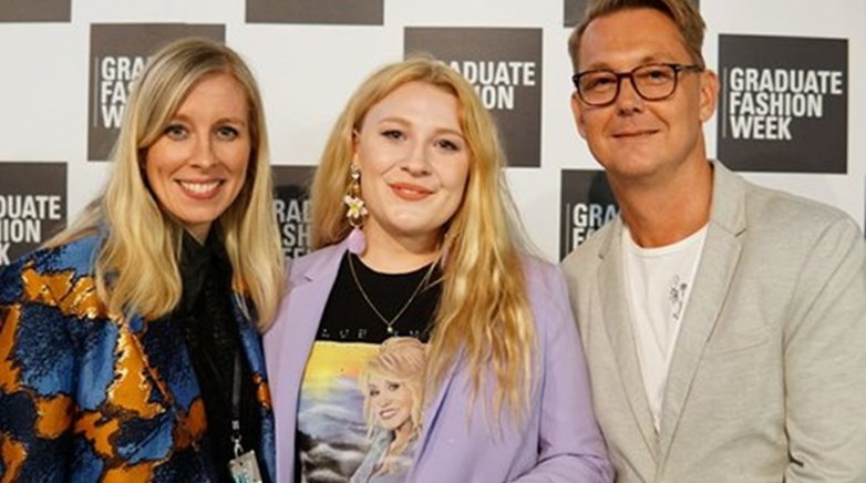 Ex-student win fashion scholarship